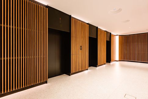 Corridoio in stile contemporaneo di 190 di Frame Farm - Architecture & Design