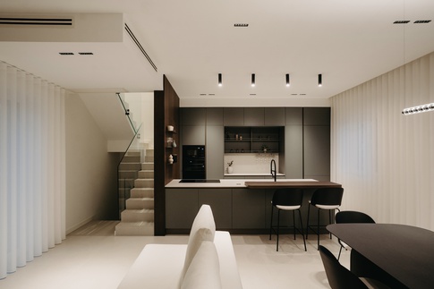 Open Space in stile contemporaneo di 135 di Architetto Michelangelo Todisco