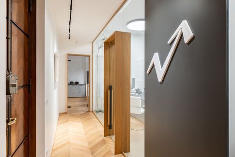 Ingresso in stile contemporaneo di 10 di Archifacturing - Sara Cimarelli & Giorgio Opolka architetti