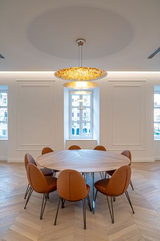 Open Space in stile contemporaneo di 100 di Formale. Open Space in stile contemporaneo di 100 di Formale.