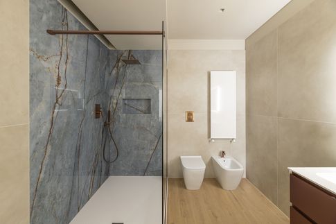 Bagno in stile contemporaneo di 8 di Diletta Villani Architetto