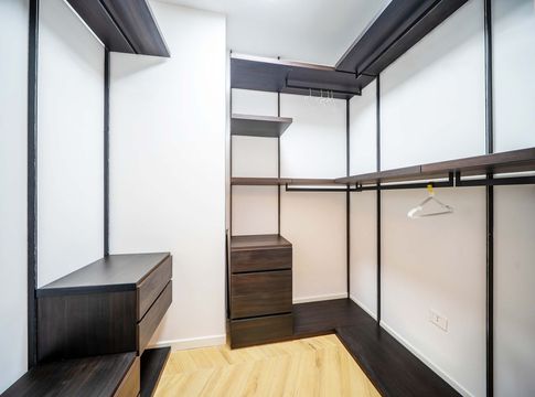 Cabina Armadio in stile contemporaneo di 5 di Gianluca Chiocca Interior Design Studio