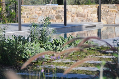 Piscina in stile mediterraneo di 140 di Gaia Granelli
