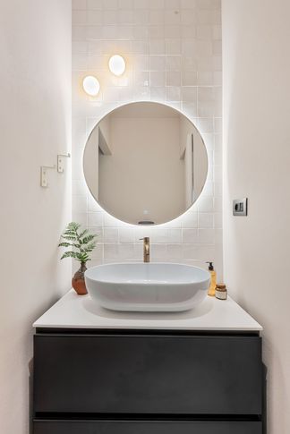 Bagno in stile minimal di 6 di Sofia Carta Studio