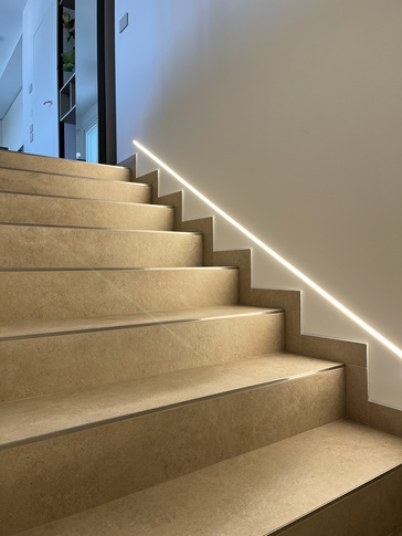 Ingresso in stile contemporaneo di 5 di BF interni Ingresso in stile contemporaneo di 5 di BF interni