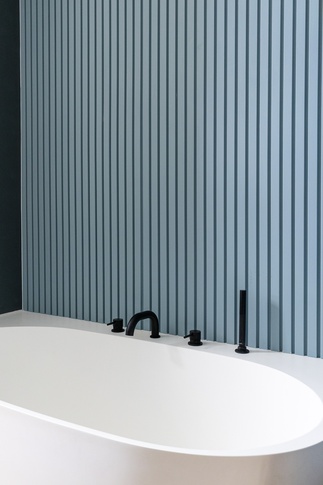 Bagno in stile mediterraneo di 5 di Lorenzo Rossi Architetto