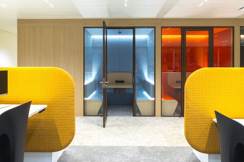 Open Space in stile contemporaneo di 1400 di Frame Farm - Architecture & Design