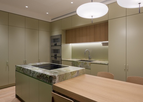 Cucina in stile contemporaneo di 25 di NOMADE ARCHITETTURA