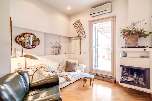 Soggiorno in stile coloniale di 35 di MOB Architects