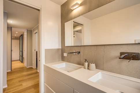 Bagno in stile contemporaneo di 6 di MOB Architects Bagno in stile contemporaneo di 6 di MOB Architects