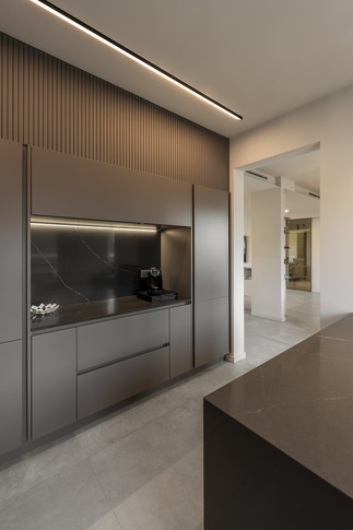 Open Space in stile contemporaneo di 100 di Carola Ribotta architetto