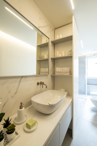 Bagno in stile moderno di 6 di Bossi Vigorito Building Interior