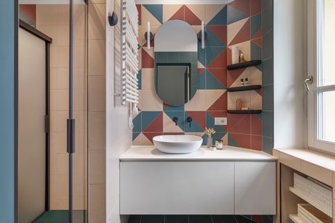 Bagno in stile pop art di 85 di Chantal Forzatti architetto