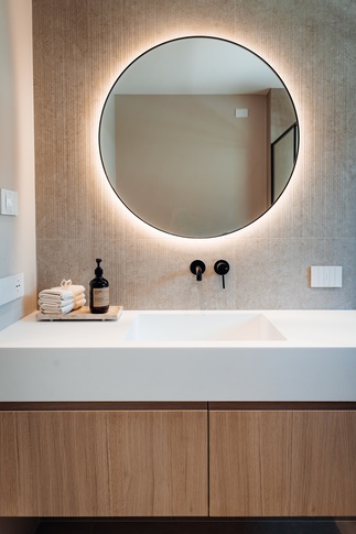 Bagno di Servizio in stile japandi di 4 di Alexandra Designer