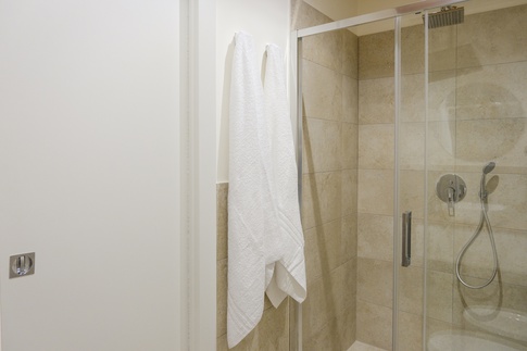 Bagno in stile rustico di 3 di ValentinaZoccoArchitetto