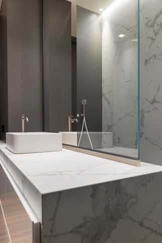 Bagno in stile contemporaneo di 11 di Abitacolo Interni Bagno in stile contemporaneo di 11 di Abitacolo Interni