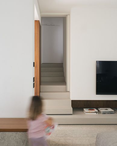 Soggiorno in stile minimal di 30 di Didonè Comacchio Architects