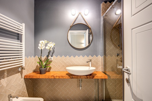Bagno in stile contemporaneo di 5 di MOB Architects