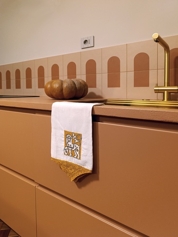 Cucina in stile maximalista di 11 di Rachele Biancalani Studio Cucina in stile maximalista di 11 di Rachele Biancalani Studio