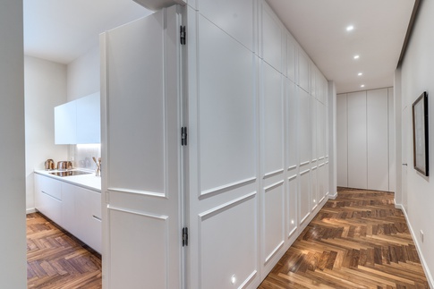 Corridoio in stile contemporaneo di 15 di MOB Architects