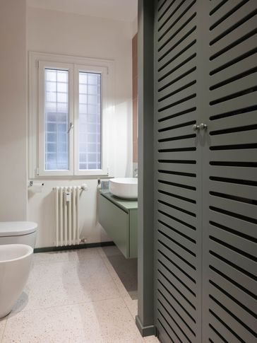 Bagno in stile moderno di 6 di Equus Architects