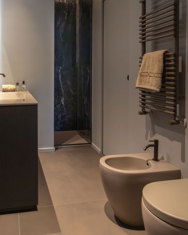 Bagno in stile contemporaneo di 3 di Castelli Sasso architetti