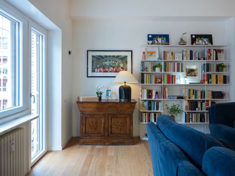 Soggiorno in stile moderno di 40 di Equus Architects