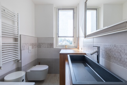 Bagno in stile contemporaneo di 5 di Mobili Vivarelli S.R.L. Bagno in stile contemporaneo di 5 di Mobili Vivarelli S.R.L.