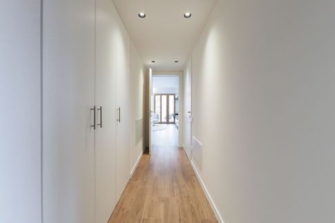 Corridoio in stile moderno di 5 di Desearq studio - architettura e interior design
