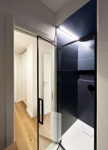 Bagno in stile moderno di 4 di Studio Punto