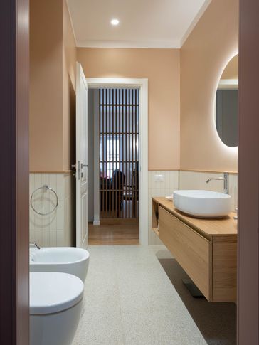 Bagno in stile moderno di 10 di Equus Architects