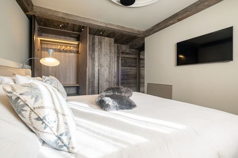 Camera da Letto in stile moderno di 15 di Design Alpino