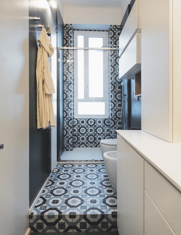 Bagno in stile contemporaneo di 5 di Annalisa Carli Architetto