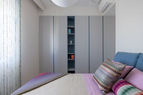 Camera da Letto in stile contemporaneo di 12 di Archifacturing - Sara Cimarelli & Giorgio Opolka