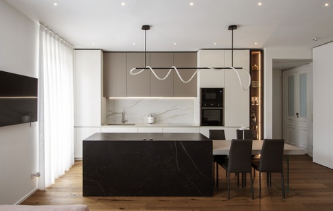 Open Space in stile contemporaneo di 39 di kkarchitecture