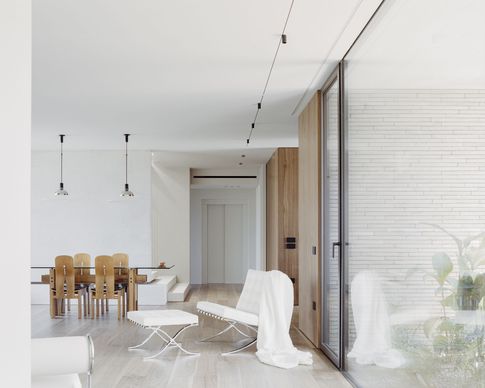 Soggiorno in stile minimal di 50 di Didonè Comacchio Architects