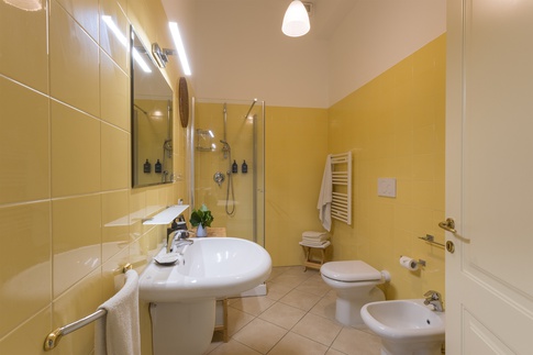 Bagno in stile moderno di 5 di Lorenzo Rossi Architetto
