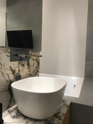 Bagno in stile contemporaneo di 8 di IMA STUDIO