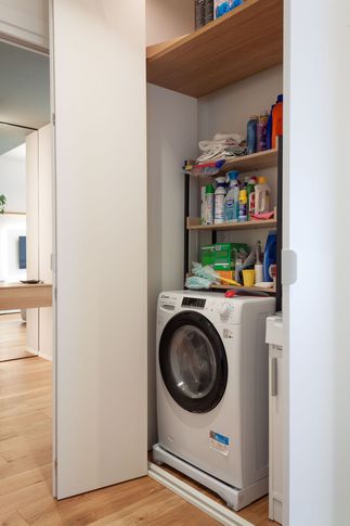 Corridoio in stile moderno di 4 di SuMisura Architetti