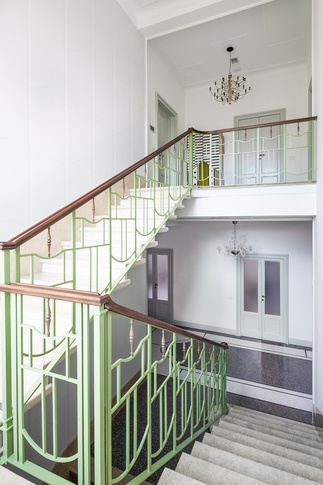 Ingresso in stile classico di 40 di 5.1 Code srl Ingresso in stile classico di 40 di 5.1 Code srl