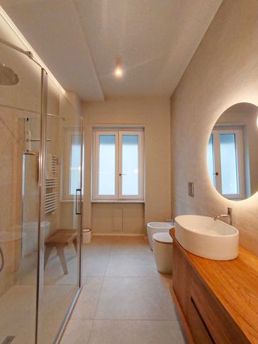 Bagno in stile contemporaneo di 6 di Rossana Alfieri Architetto Bagno in stile contemporaneo di 6 di Rossana Alfieri Architetto