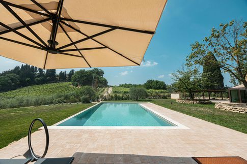 Piscina in stile contemporaneo di 300 di Nauraleverticale