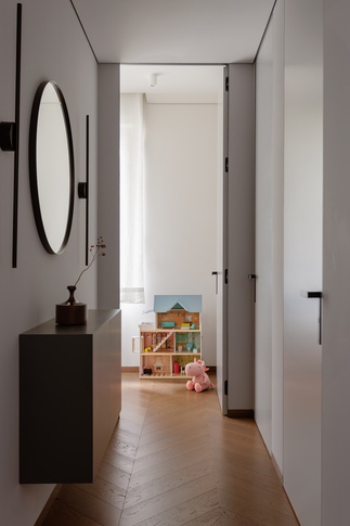 Corridoio in stile contemporaneo di 4 di Storie Design Studio