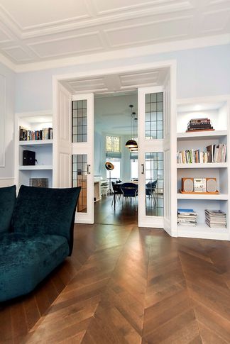 Soggiorno in stile moderno di 30 di Equus Architects