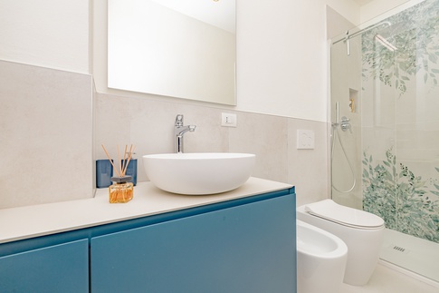 Bagno in stile moderno di 20 di Colab Design