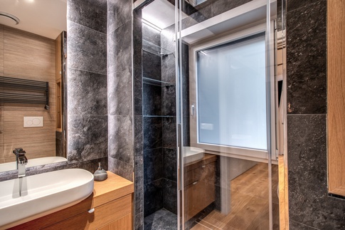 Bagno in stile contemporaneo di 5 di MOB Architects