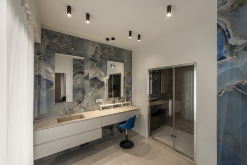 Bagno in stile contemporaneo di 10 di Carola Ribotta architetto