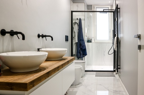 Bagno in stile contemporaneo di 7 di Studio LABventinove