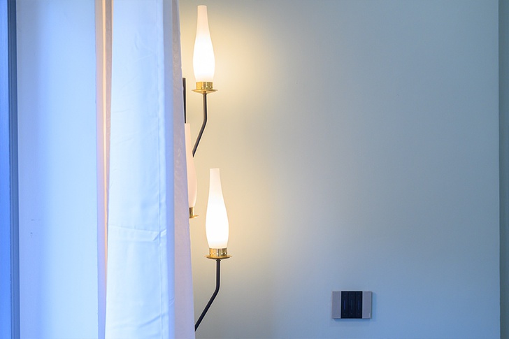 Soggiorno in stile contemporaneo di 20 di Re-Built Studio