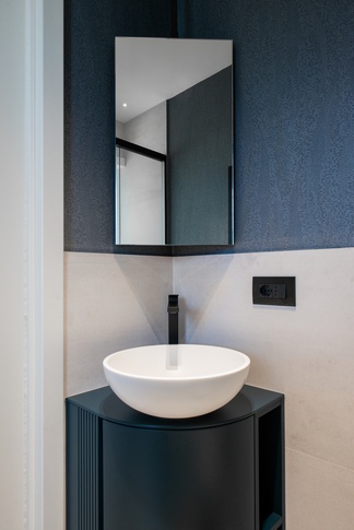 Bagno in stile contemporaneo di 3 di Laura Mapelli Architetto Bagno in stile contemporaneo di 3 di Laura Mapelli Architetto